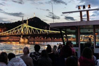 Donau-Flussfahrt in Budapest am Abend