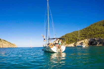 Tour privato in barca a vela di Barcellona per familiari e amici