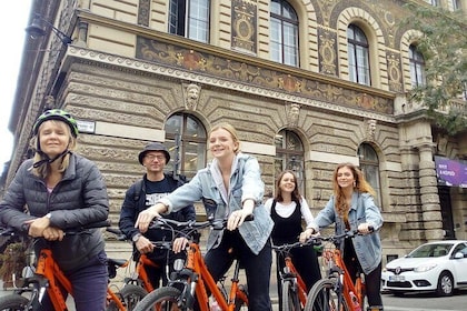 3.5 Hours City Bicycle Tour in Budapest with a Break