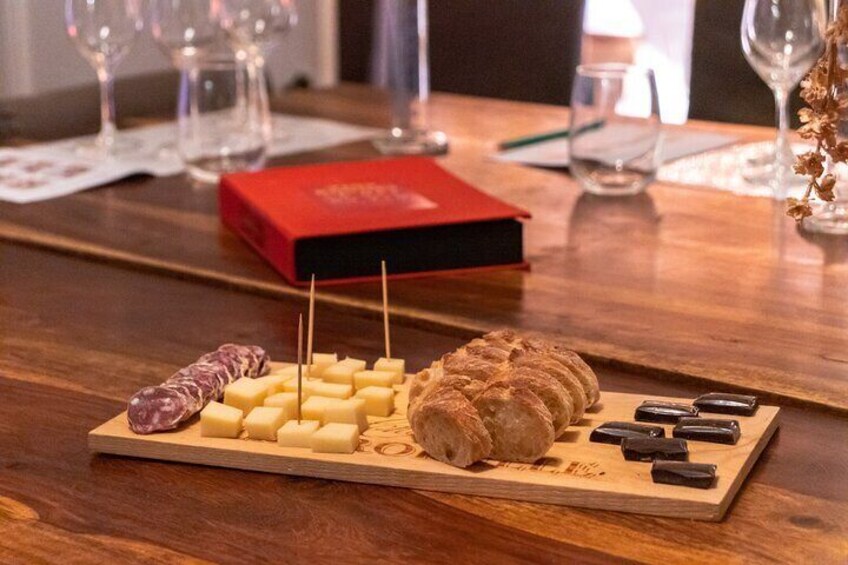 Bordeaux Small-Group Wine Tasting class morning with appetizer plate