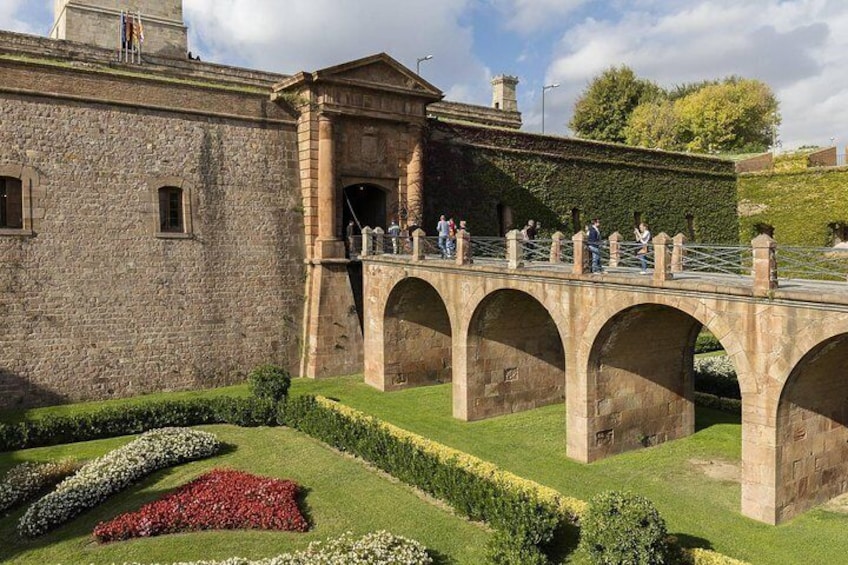 Barcelona: Old Town, Montjuic Castle & Cable Car Small Group Tour