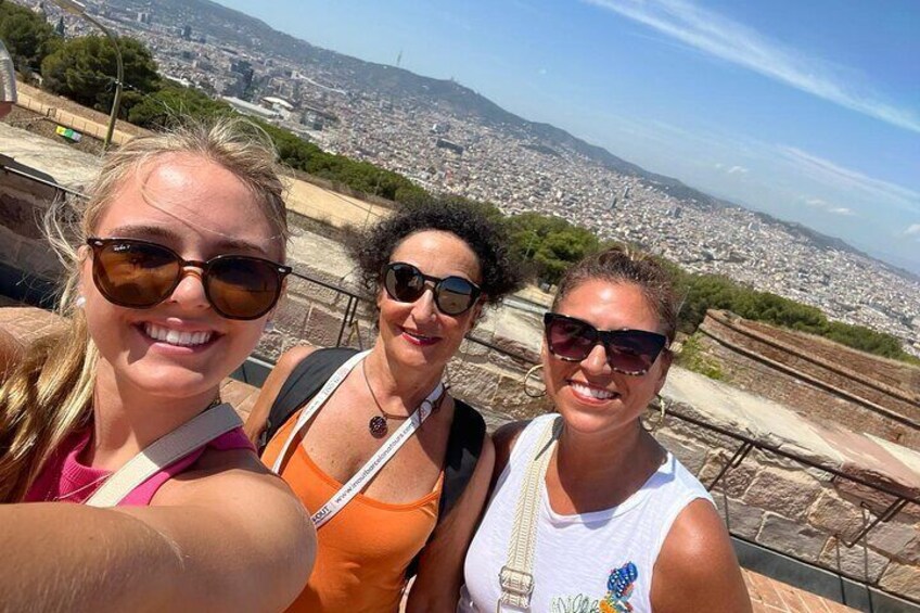 Barcelona: Old Town, Montjuic Castle, Cable Car Small Group Tour