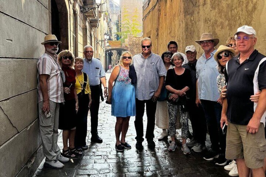 Barcelona: Old Town, Montjuic Castle, Cable Car Small Group Tour