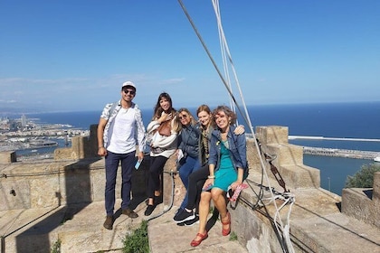 Barcelona: tour en grupo pequeño por el casco antiguo, el castillo de Montj...