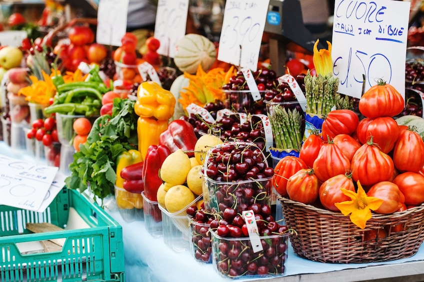 Market tour, lunch or dinner at a Cesarina's home in Bergamo