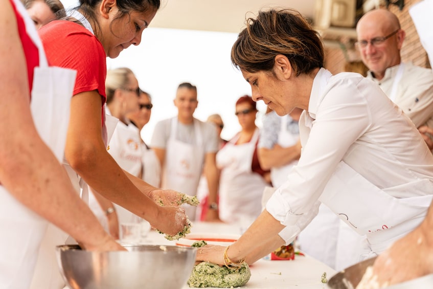 Private cooking class at a Cesarina's home in Brindisi