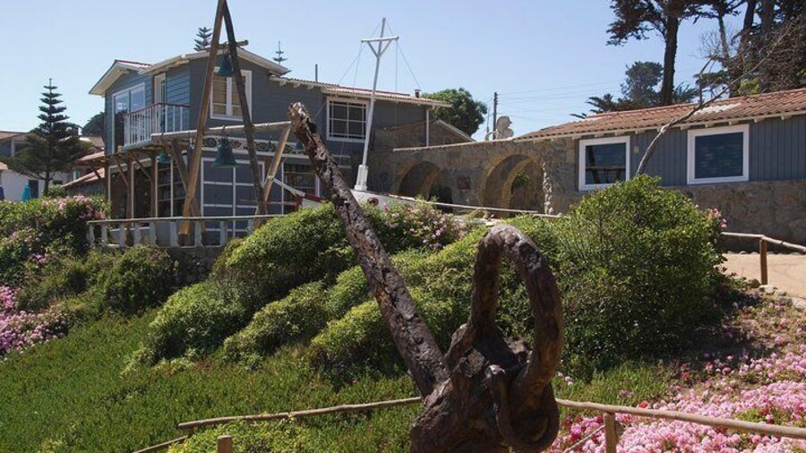 Santiago: Private full day tour Pomaire & Isla Negra, include entrace