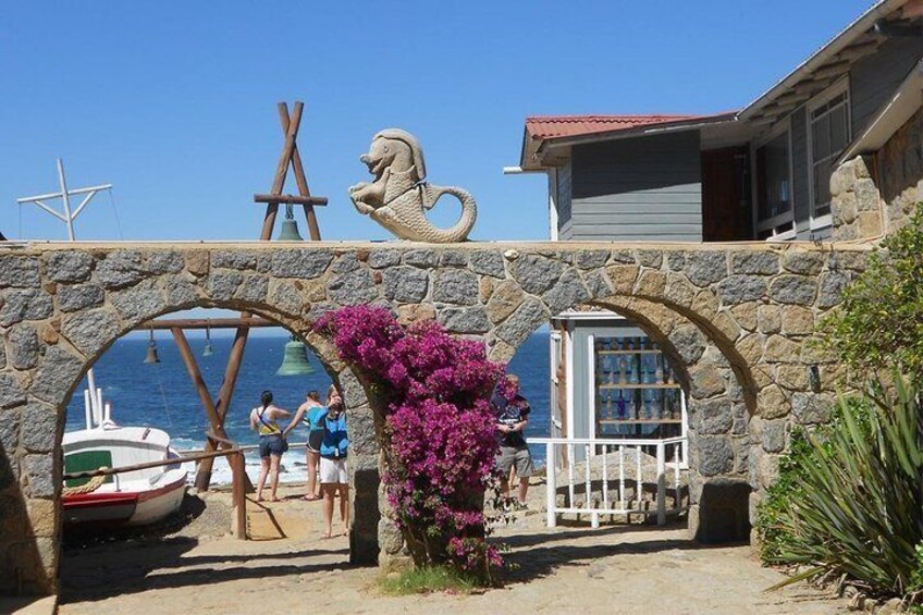 Santiago: Private full day tour Pomaire & Isla Negra, include entrace