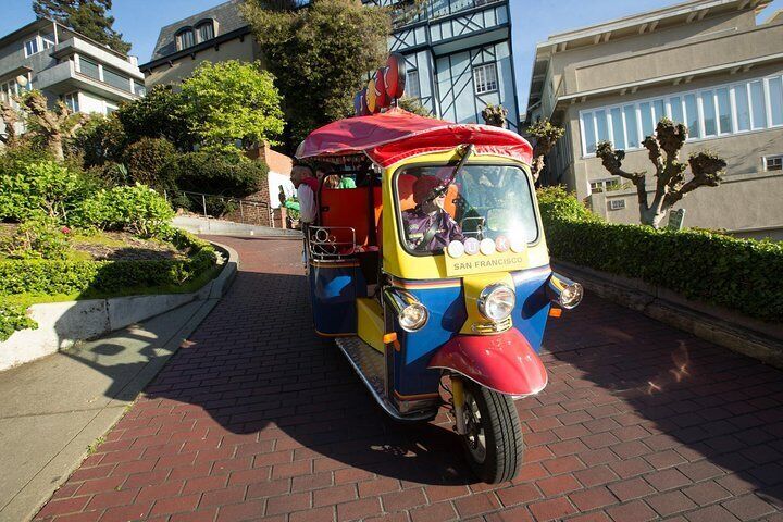 Lucky Tuk Tuk private tour on Lombard Street in San Francisco 