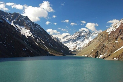 Laguna inca Portillo en la cordillera de los Andes y viñedo San Esteban des...