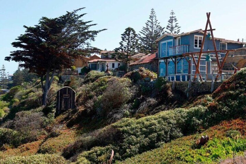 Full Day Trip to Isla Negra, Pomaire & Undurraga Vineyard - Small Group