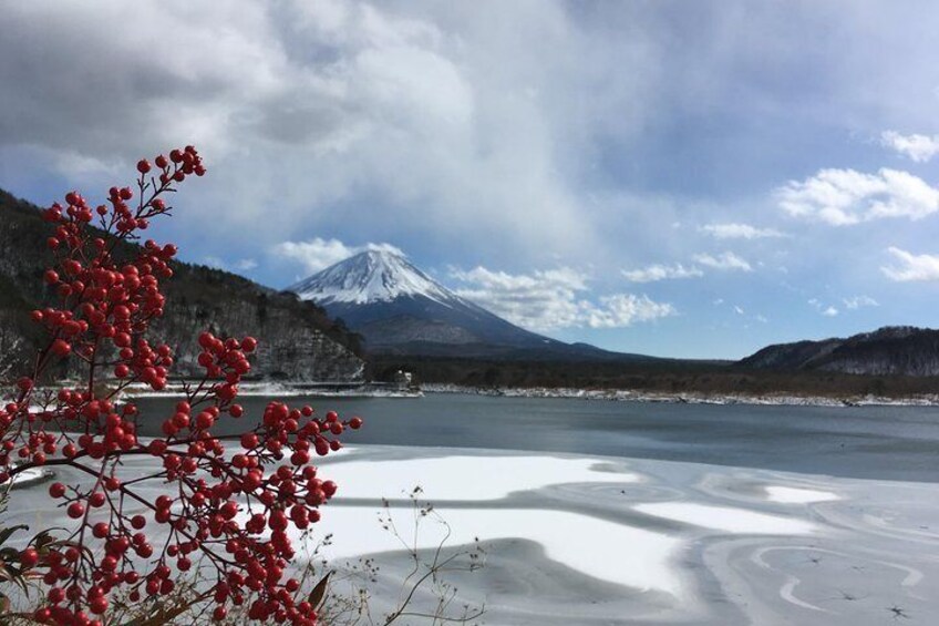 Lake Shoji in winter 