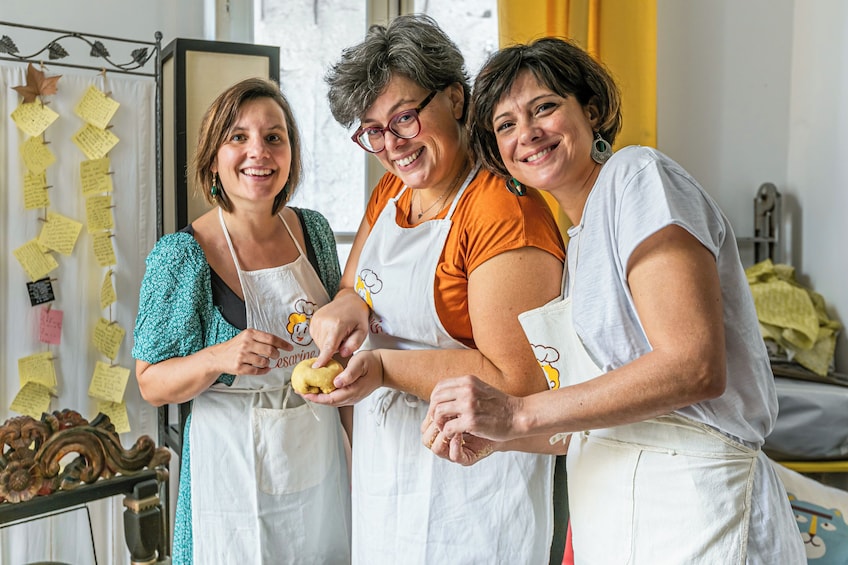 Pasta-making class at a local's home with tasting in Bari