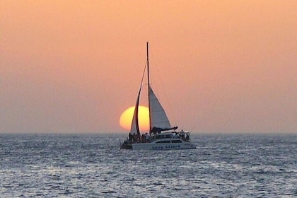 Catamaran bij zonsondergang in Playa Flamingo