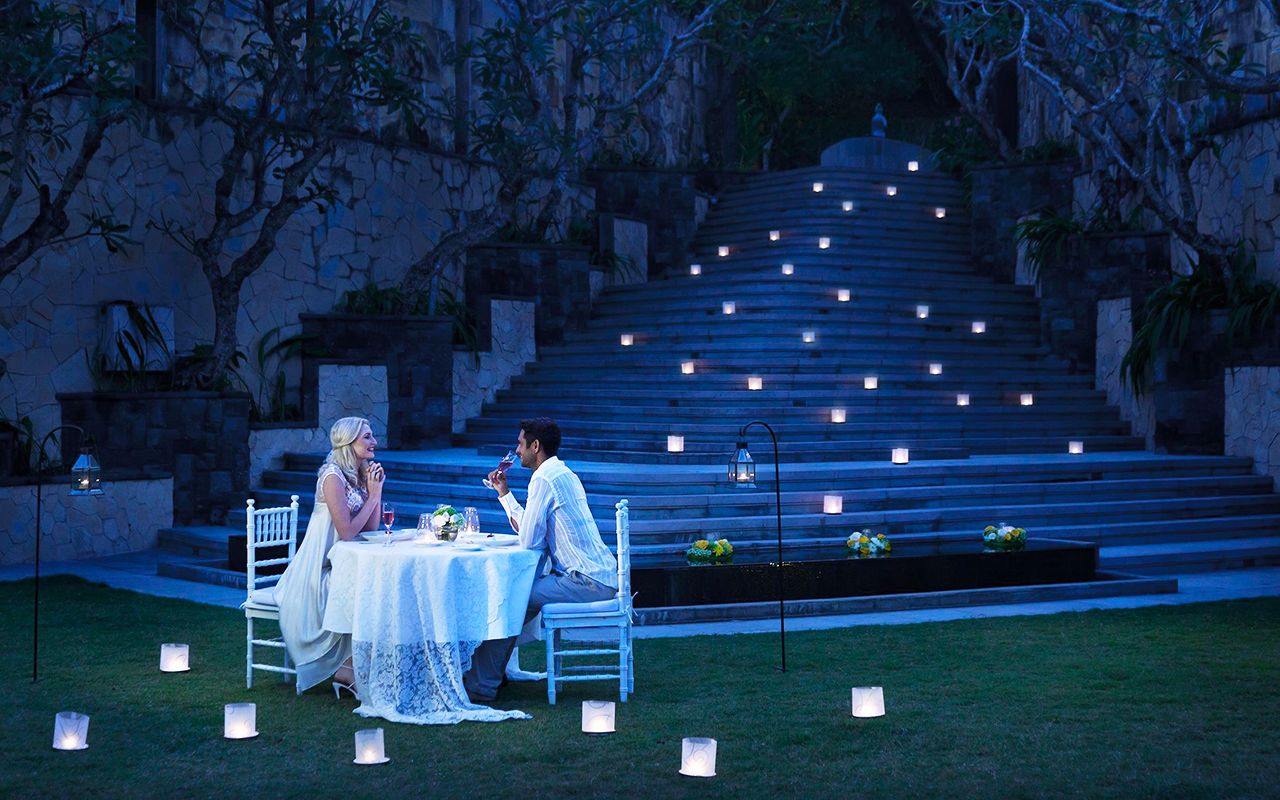 luxury-romantic-candlelight-dinner-in-the-sparkling-valley