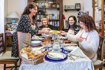 Mostrar Experiencia de cocina y comida en la casa de un local en Taormina