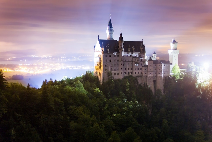 Day Tour to Neuschwanstein Castle (12h, chauffeur, guide)