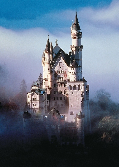 Day Tour to Neuschwanstein Castle (12h, chauffeur, guide)