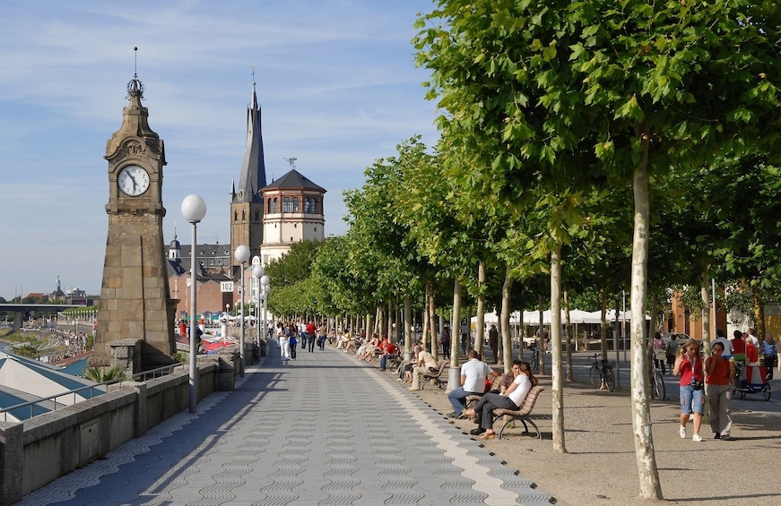 Panoramic Düsseldorf Tour (3h, max 5 ppl, chauffeur, guide)