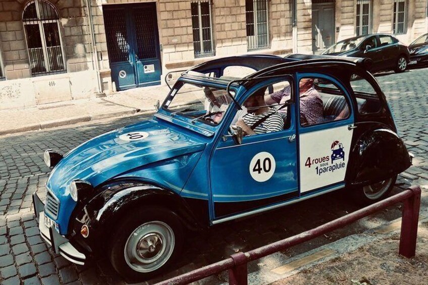 Private Bordeaux tour in a 2CV vintage car with wine tasting 