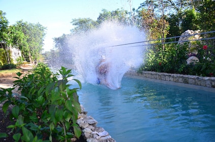Zipline Mega Splash, déjeuner et piscine en cascade au parc d'aventure de B...