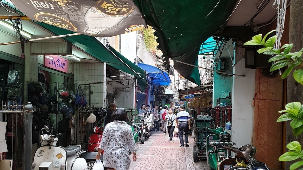 Historic Neighbourhoods of Talad Noi and Chinatown on Foot