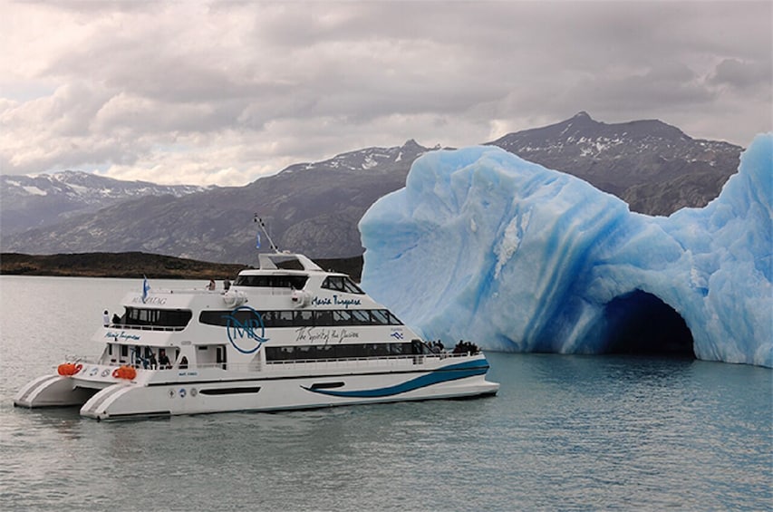 El Calafate: Glaciers Gourmet aboard exclusive Cruise, Lunch and Disembark 