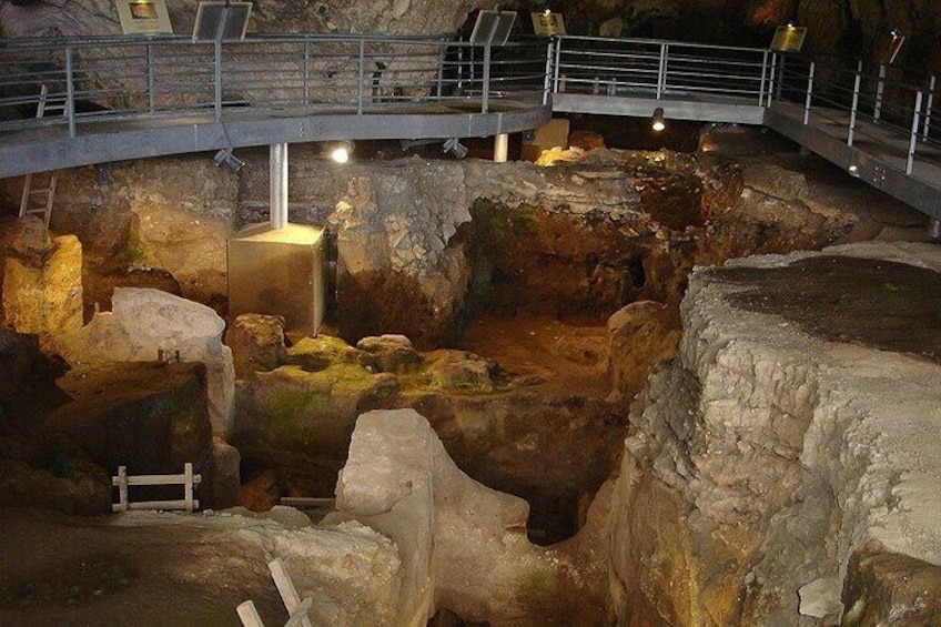 Meteora ^ 300 Spartians battlefield - Neanderthal HomoSapien Cave