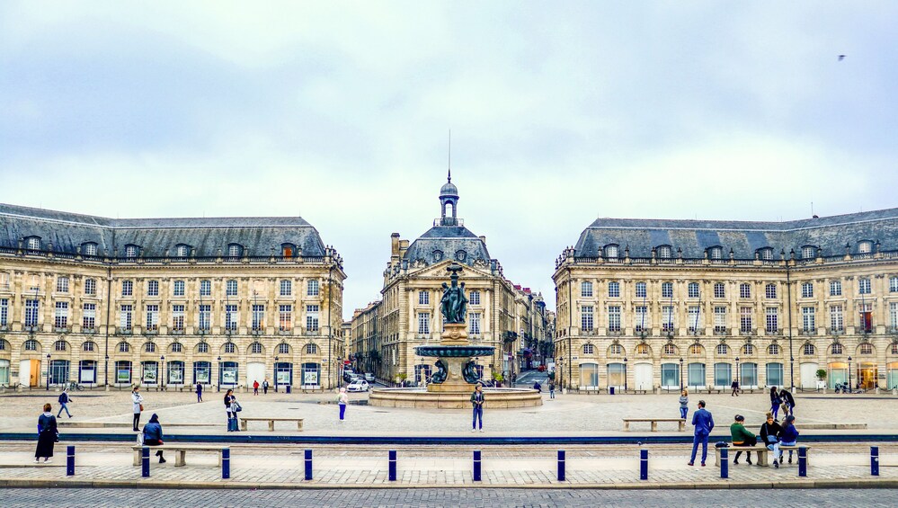 Bordeaux Art and Historical Scene Private Tour with a Local