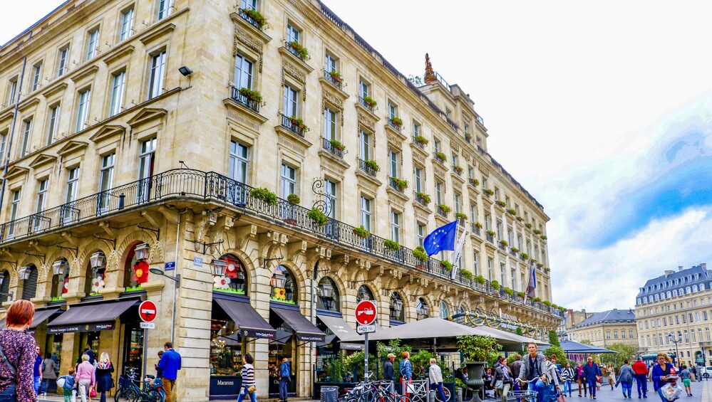Bordeaux Art and Historical Scene Private Tour with a Local