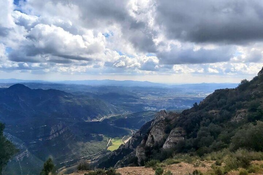 Barcelona to Montserrat: Guided Tour & Return Bus Transfers
