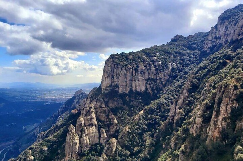 Barcelona to Montserrat: Guided Tour & Return Bus Transfers