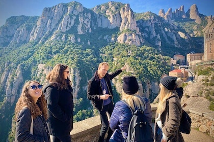 Barcelona to Montserrat: Guided Tour & Return Bus Transfers