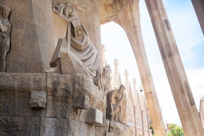 Sagrada Familia - Guided tour & skip the line access 