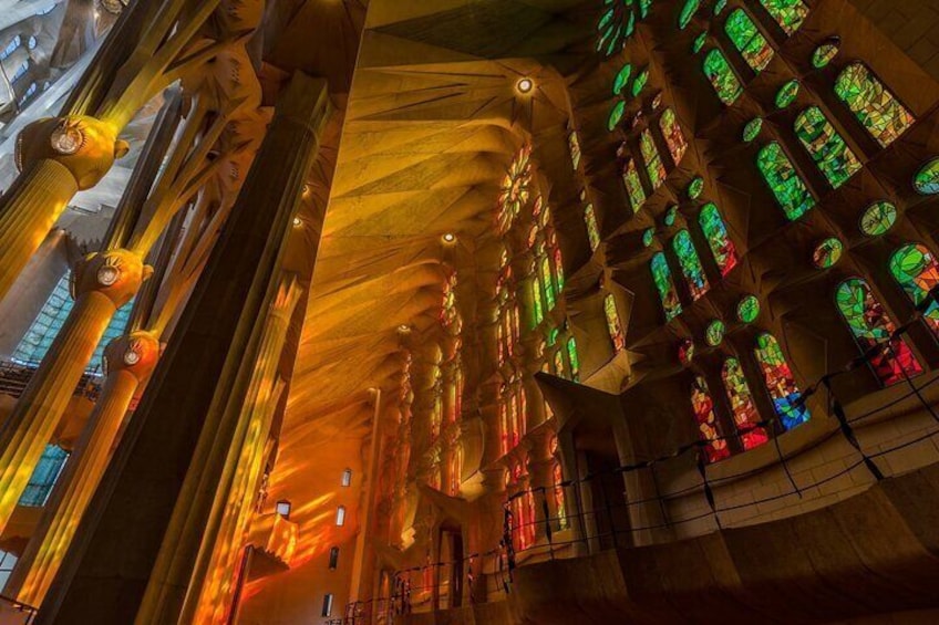 Sagrada Familia - Guided tour & skip the line access 