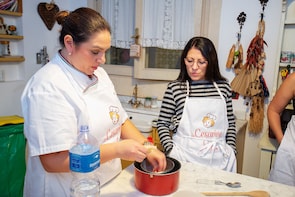 Private cooking class at a Cesarina's home in Acitrezza