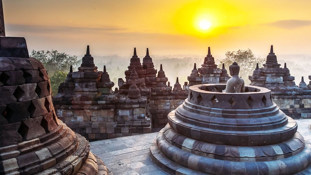 Yogyakarta Join Tour: Borobudur Sunrise and Prambanan Temple