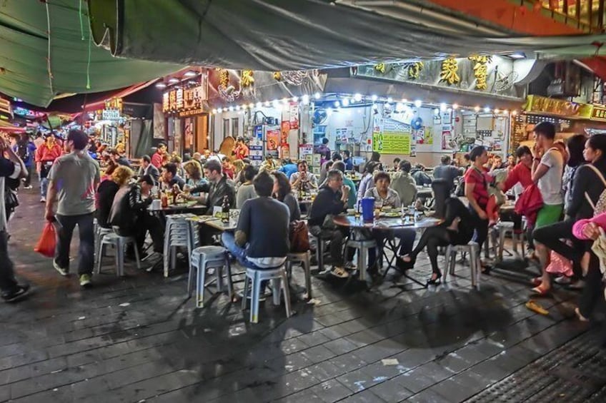 Restaurants & stalls - Marim68821 -
(https://commons.wikimedia.org/wiki/File:HK_Yau_Ma_Tei_%E5%BB%9F%E8%A1%99_%E5%A4%9C%E5%B8%82_%E6%94%A4%E8%B2%A9_Temple_Street_night_33_food_restaurant_Apr-2013.JPG)
