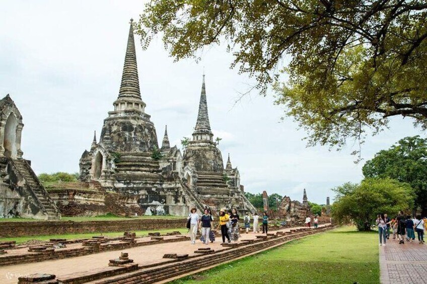 Discover the three unique stupas at Wat Phra Si Sanphet, once the holiest temple in Ayutthaya.