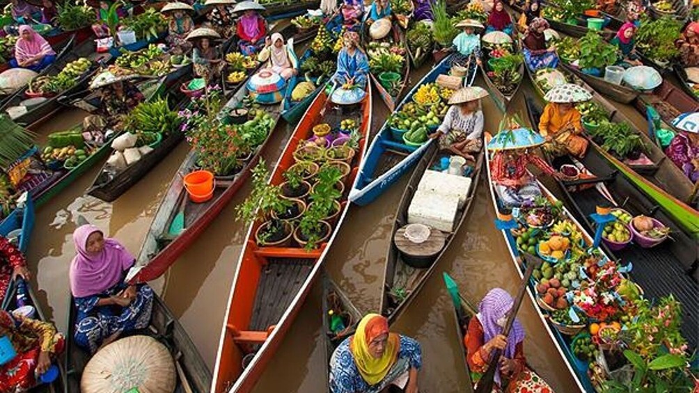 4 Day Borneo Tour: Floating Market, Trekking & Dayak Village