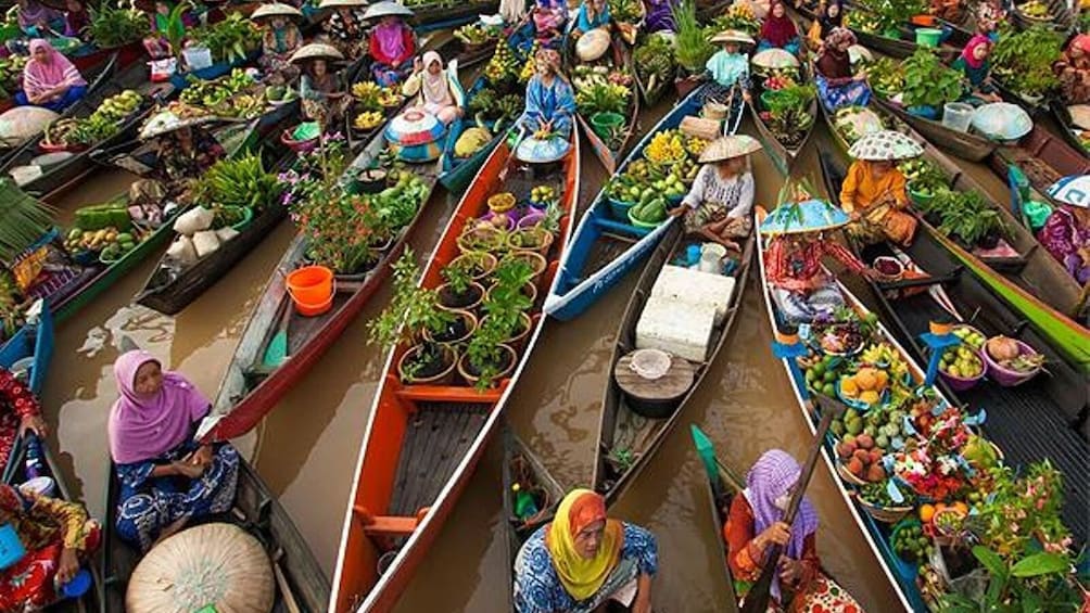 4 Day Borneo Tour: Floating Market, Trekking & Dayak Village