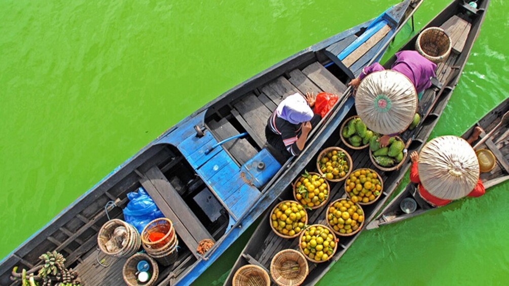 4 Day Borneo Tour: Floating Market, Trekking & Dayak Village