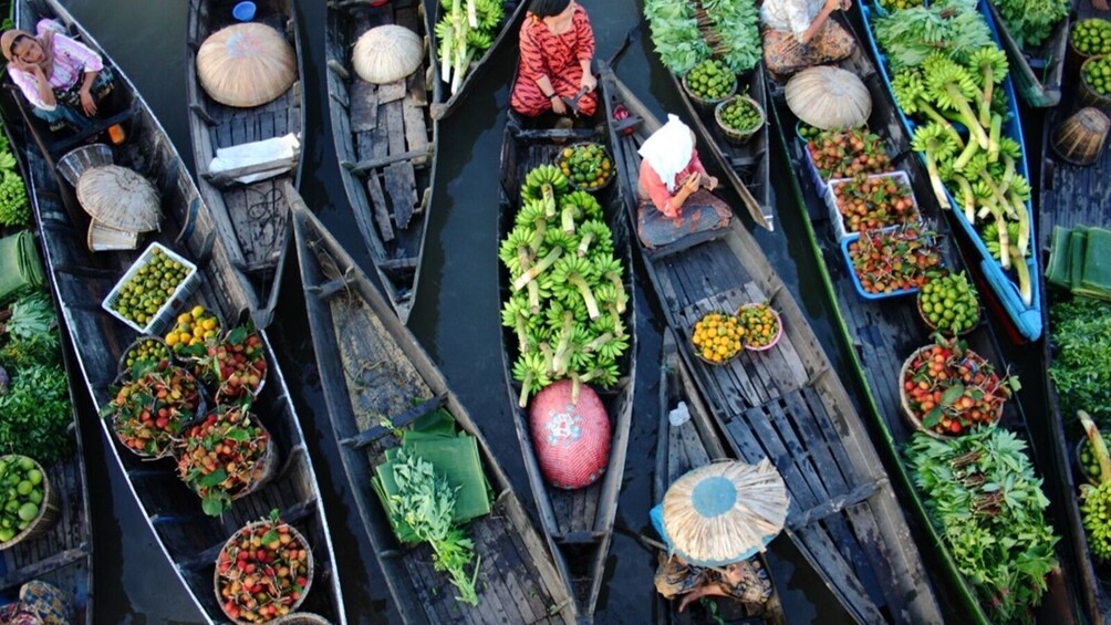 4 Day Borneo Tour: Floating Market, Trekking & Dayak Village