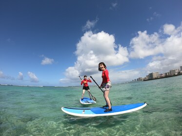 Clase semiprivada de stand-up paddle en Oahu (cortesía de Waikiki Shuttle)