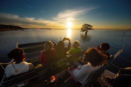 Einstündige Airboat-Tour bei Sonnenuntergang