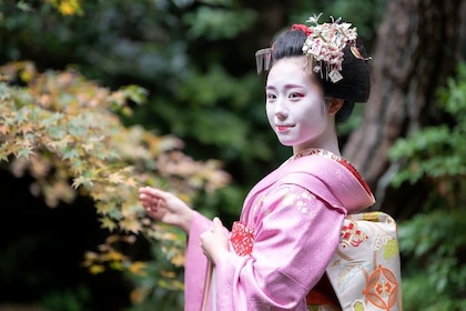 Enjoy an exclusive photo session with a Maiko in Kyoto