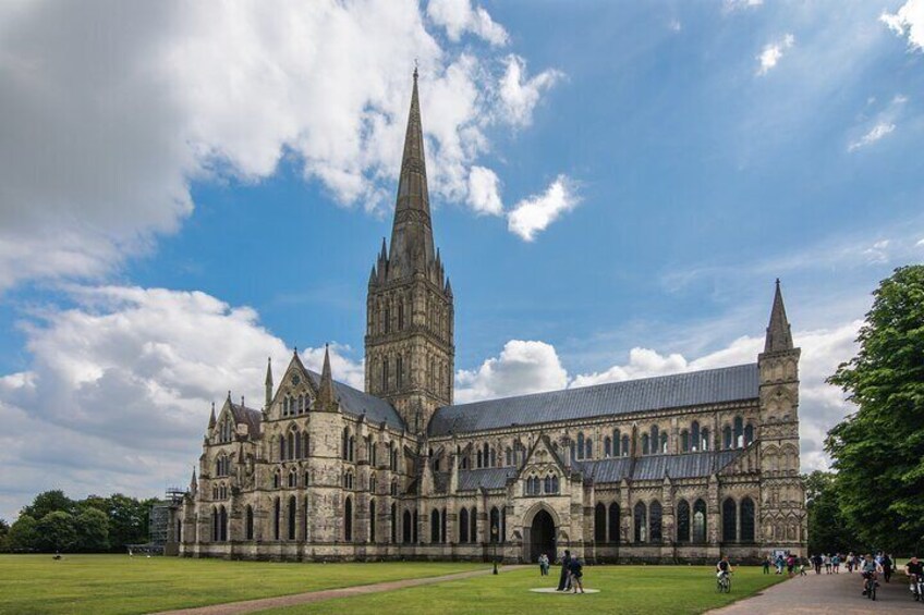 Stonehenge and Salisbury / Magna Carta Private Tour from Southampton