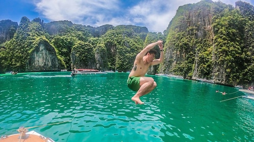 Heldagstur til Bambusøya og Phi Phi Island fra Phuket