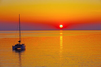 Santorini Gems Zonsondergang cruise met BBQ, drankjes en transfers