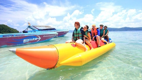 Koralleninsel-Tour mit Bananenboot mit dem Schnellboot von Phuket